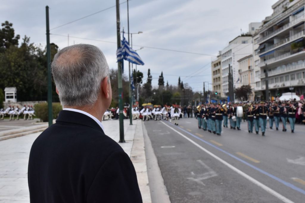 Συγκίνηση: Ο πατέρας του άτυχου Εύζωνα παρελαύνει δίπλα στην Προεδρική Φρουρά 16