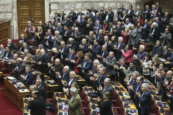 Εκλογές δείχνουν τα πολιτικά παρατράγουδα και οι οριακές καταστάσεις στη Βουλή