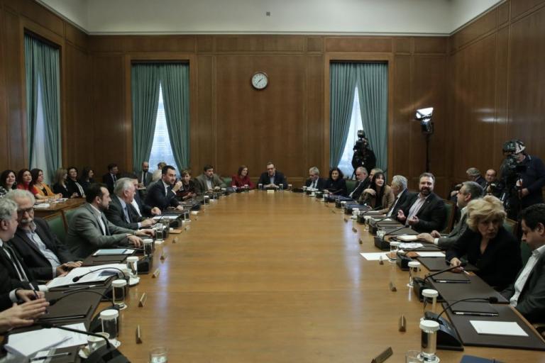 Οι τρεις ομάδες που κυβερνούν τη χώρα: Οι «κολλητοί», οι «Πασόκοι» και οι «δεξιοί»