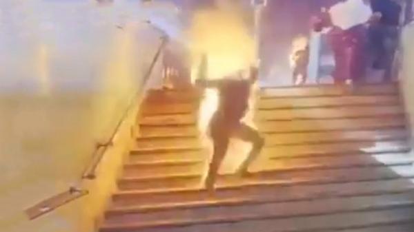 Φρίκη στο Κάιρο: Βίντεο με φλεγόμενους ανθρώπους που τρέχουν να σωθούν