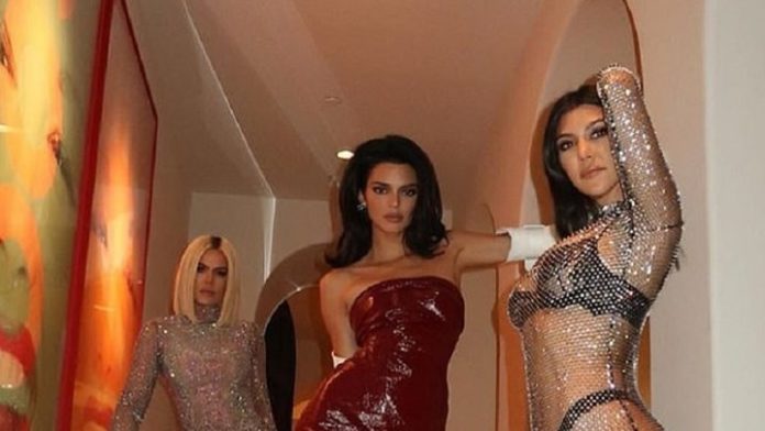 Kardashians: Νέα καυτή φωτογράφιση από τις αδελφές – «φωτιά»