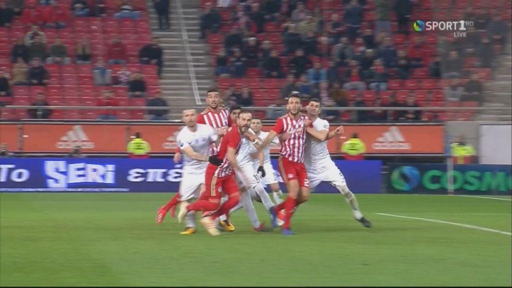 Όργια Κομίνη: Δεν έδωσε πέναλτι ούτε σε παρατεταμένο κράτημα στον Μιράντα