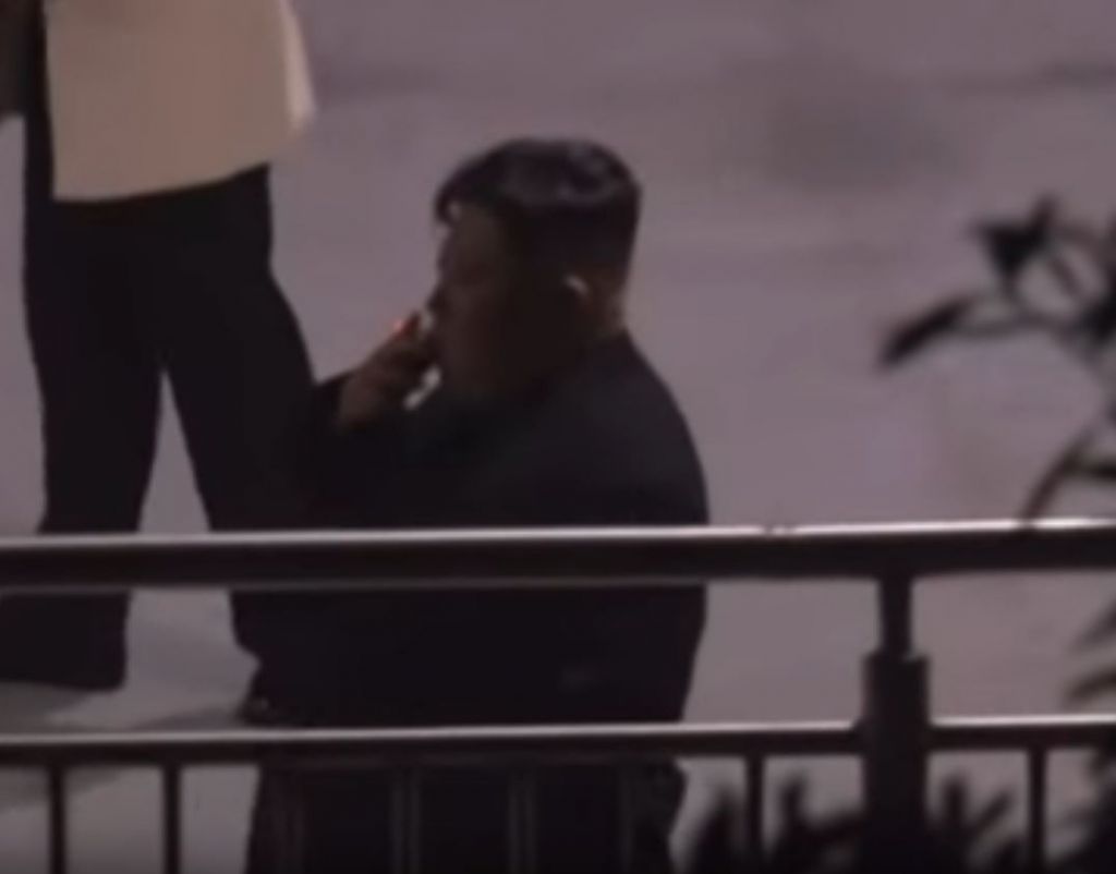Η στάση του Κιμ Γιονγκ Ουν για τσιγάρο λίγο πριν φτάσει στο Βιετνάμ