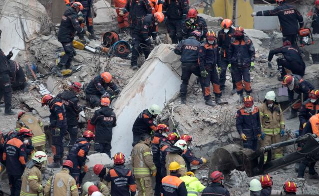 Τουρκία: Τρεις συλλήψεις για την κατάρρευση της πολυκατοικίας στην Κωνσταντινούπολη