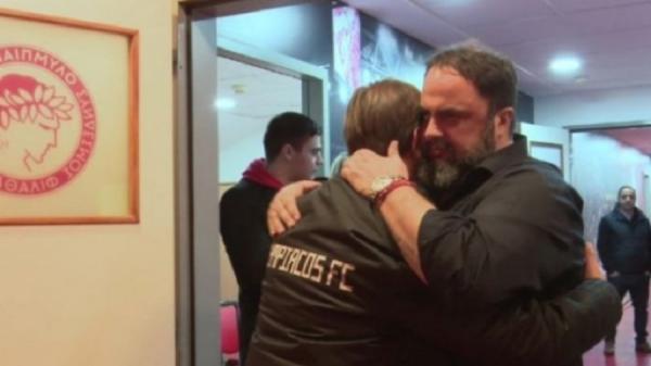 Η αγκαλιά του Μαρινάκη στον Μαρτίνς και το «μπράβο κόουτς»! (vid)