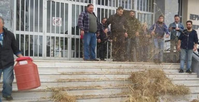 Καλαμάτα: Αγρότες έριξαν σανό και γάλα στο κτίριο της Περιφερειακής Ενότητας