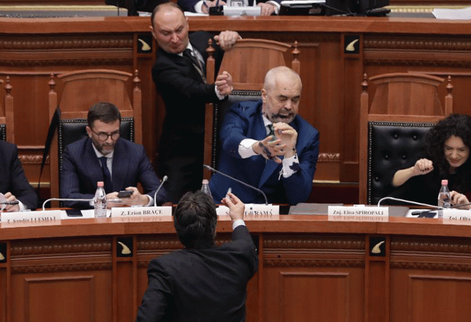 Άνω-κάτω η αλβανική Βουλή: Έριξαν μελάνι στο πρόσωπο του Έντι Ράμα