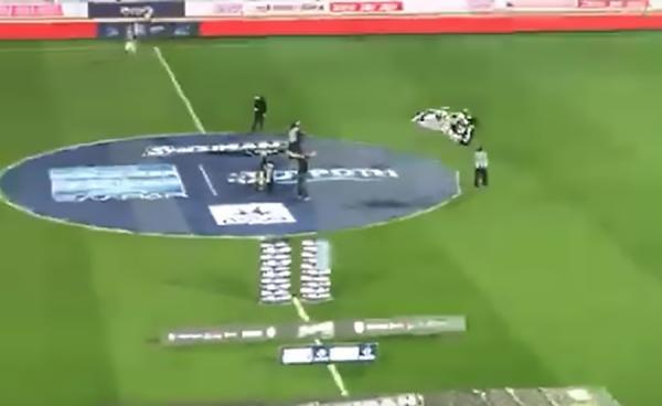 Αυτοί είχαν διαπίστευση της Super League για να είναι στον αγωνιστικό χώρο;