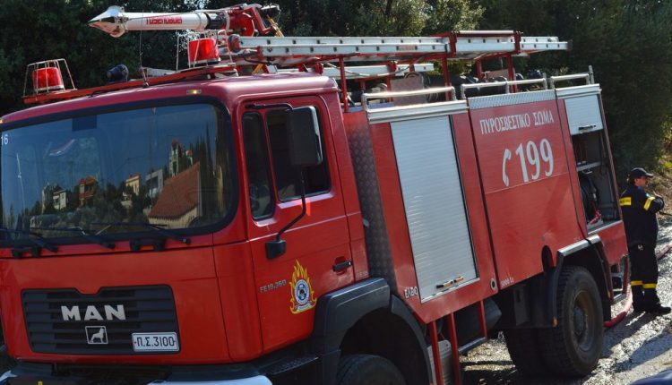 Πυρκαγιά στην Αμφιάλη - Σώα απεγκλωβίστηκε ηλικιωμένη