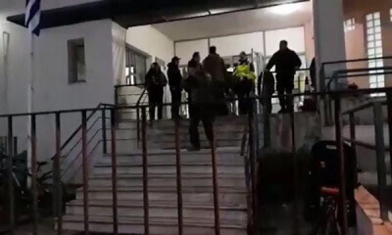 Προσήγαγαν 10 άτομα στη συγκέντρωση κατά του Παπαδημούλη