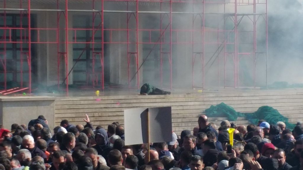 Βίαια επεισόδια στην Αλβανία: Διαδηλωτές επιχείρησαν να εισβάλουν στο κυβερνητικό μέγαρο