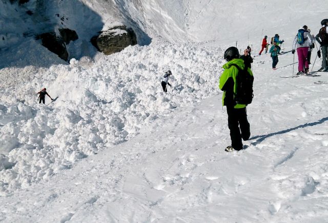 Θρίλερ κάτω από το χιόνι στην Ελβετία: Ανασύρθηκαν τέσσερις άνθρωποι - Συνεχίζονται οι έρευνες