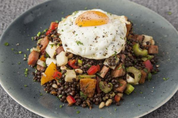 Σαλάτα με μαύρες φακές και τηγανητό αβγό