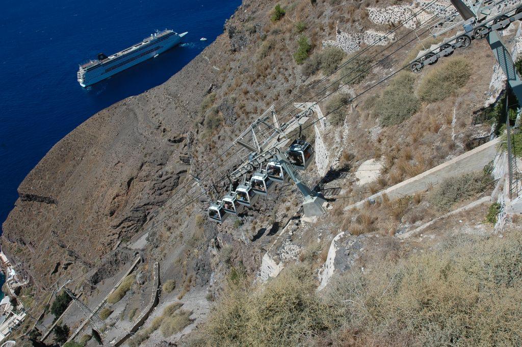 Σαντορίνη: Έρευνα στην Καλντέρα μετά την την πτώση ΙΧ στα βράχια