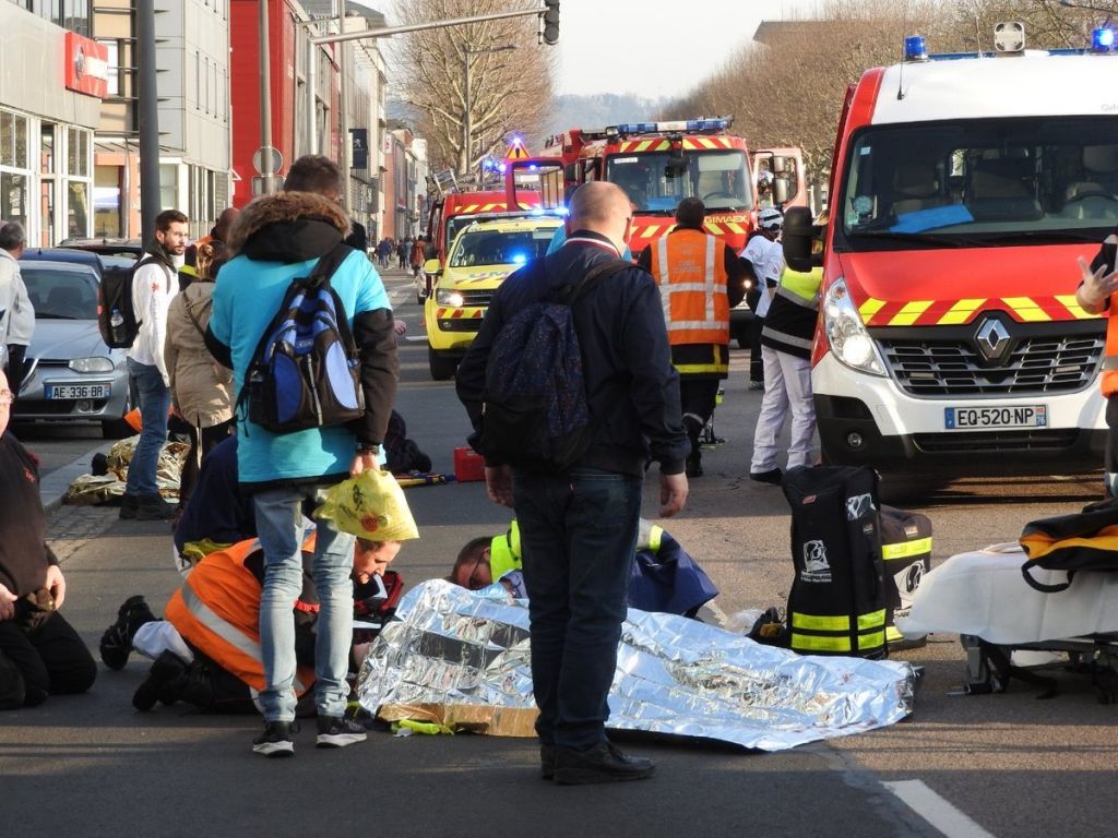 Γαλλία: Αυτοκίνητο παρέσυρε διαδηλωτές των «Κίτρινων Γιλέκων» – Τρεις τραυματίες