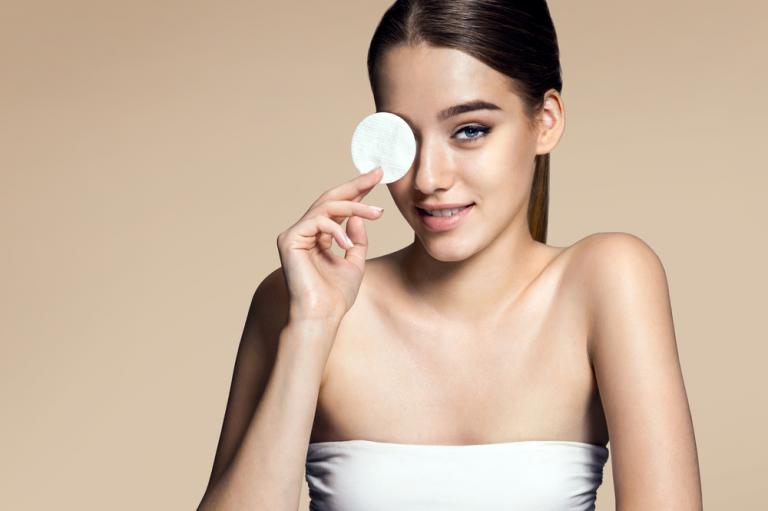 Πώς θα αφαιρέσετε σωστά το μακιγιάζ ματιών