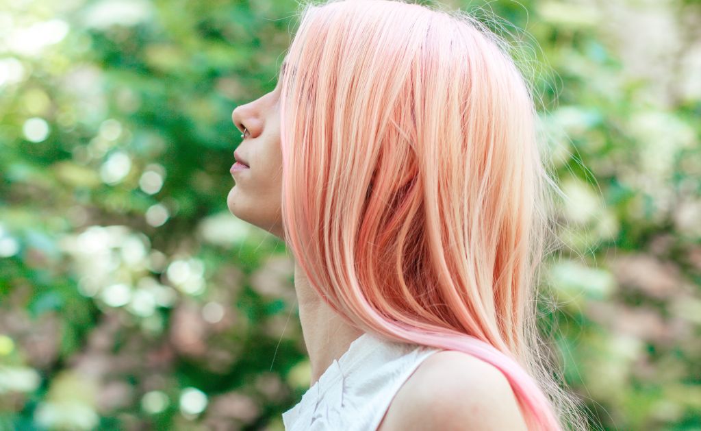 Η απόλυτη τάση για τη φετινή άνοιξη είναι τα ροζ μαλλιά