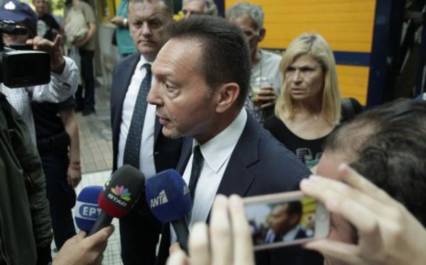 Bank of Greece chief asks Tsipras, judiciary to protect him from minister’s threats