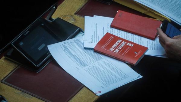 Σύνταγμα : Αντιπαράθεση για ένα άδειο πουκάμισο – Άτολμες αλλαγές, ήττες και εμμονές της κυβέρνησης