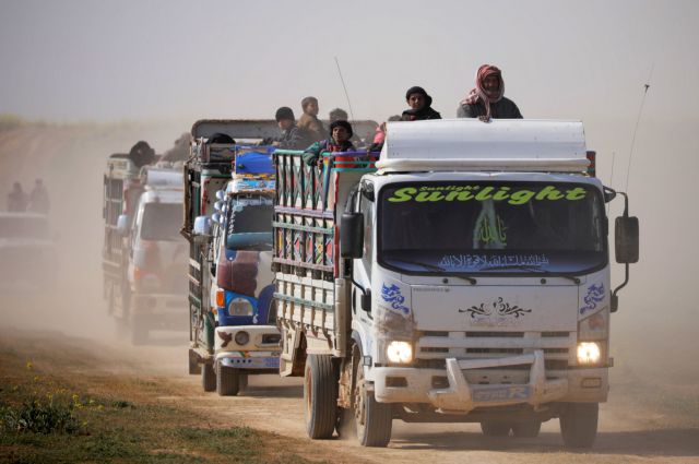 Συρία: 30 φορτηγά με αμάχους αναχώρησαν από προπύργιο του ΙΚ