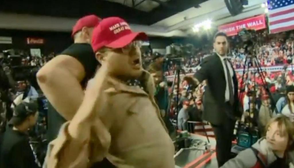 Διαμαρτυρία του BBC στον Λευκό Οίκο για την επίθεση στον δημοσιογράφο του