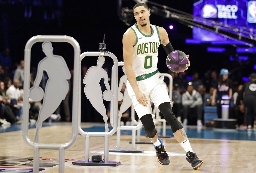 Ο Τέιτουμ κατέκτησε τον διαγωνισμό επιδεξιοτήτων με τρίποντο από το κέντρο