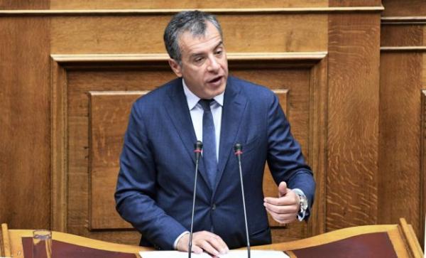 Θεοδωράκης: Δεν μπορεί να συγκροτούνται ΚΟ με δανεικούς βουλευτές