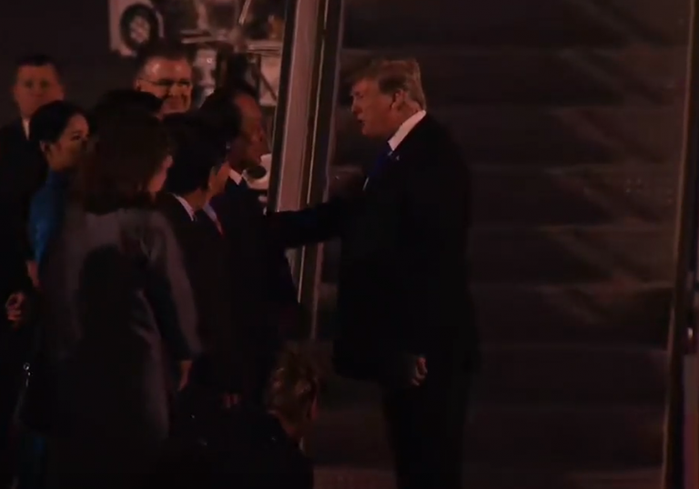 Κατέφθασε στο Βιετνάμ ο Τραμπ για τη συνάντηση με τον Κιμ