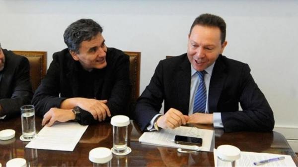 Ξαφνική συνάντηση Ευκλείδη Τσακαλώτου με Γιάννη Στουρνάρα – Τι συζήτησαν, τα μηνύματα