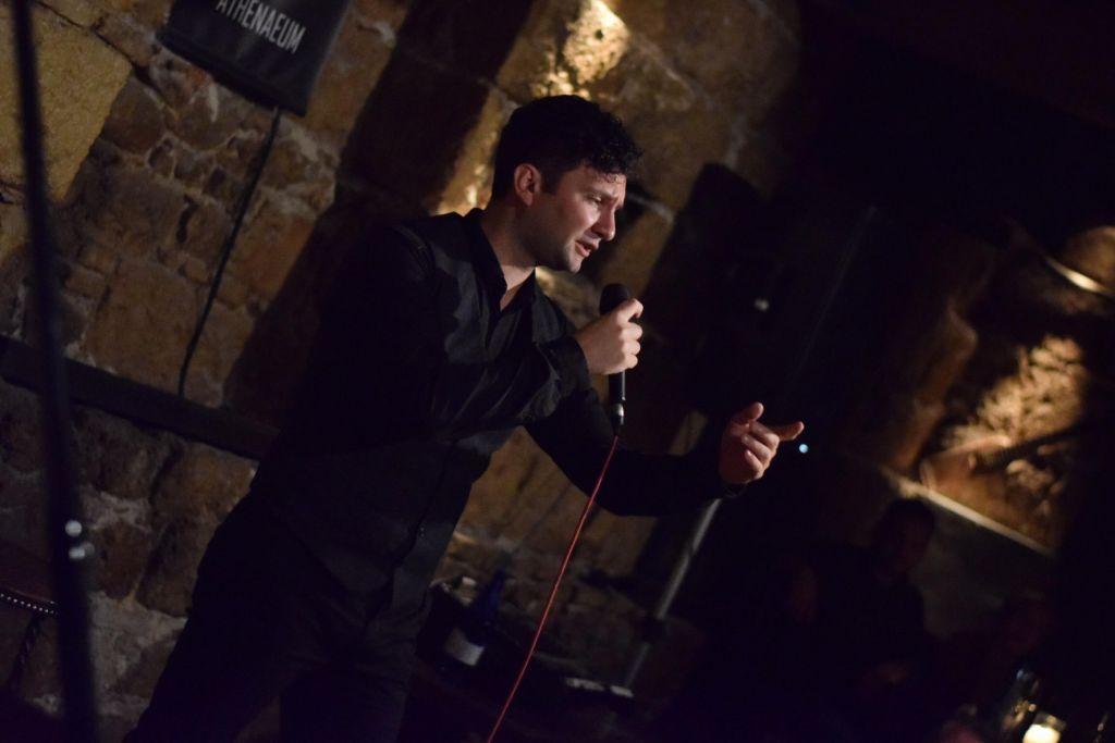 Ο Σταύρος Σαλαμπασόπουλος ξανά στο Athenaeum Κελάρι