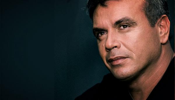 Ο Μανώλης Λιδάκης μιλάει για τις εμφανίσεις του στο Γυάλινο Up Stage