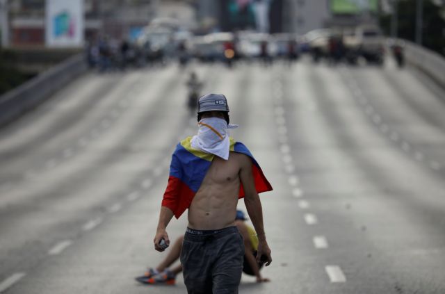 Ώρα μηδέν στη Βενεζουέλα: Εκπνέει το τελεσίγραφο, στα πρόθυρα του εμφυλίου η χώρα