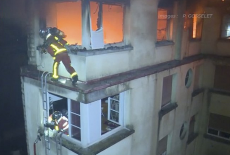Δραματική προσπάθεια απεγκλωβισμού ενοίκων από τη φλεγόμενη πολυκατοικία στο Παρίσι