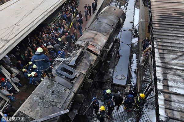 Βίντεο-σοκ: Tρένο παρασύρει ανυποψίαστους επιβάτες στο Κάιρο