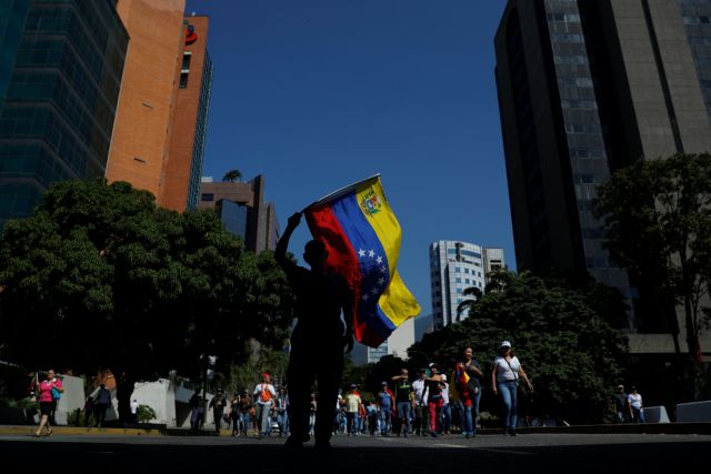 Στα πρόθυρα εμφυλίου η Βενεζουέλα: Στρατηγός αποτάσσεται τον Μαδούρο και καλεί σε λιποταξία