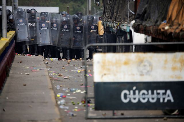 Χάος στη Βενεζουέλα: Ο Μαδούρο διακόπτει τις διπλωματικές σχέσεις με την Κολομβία