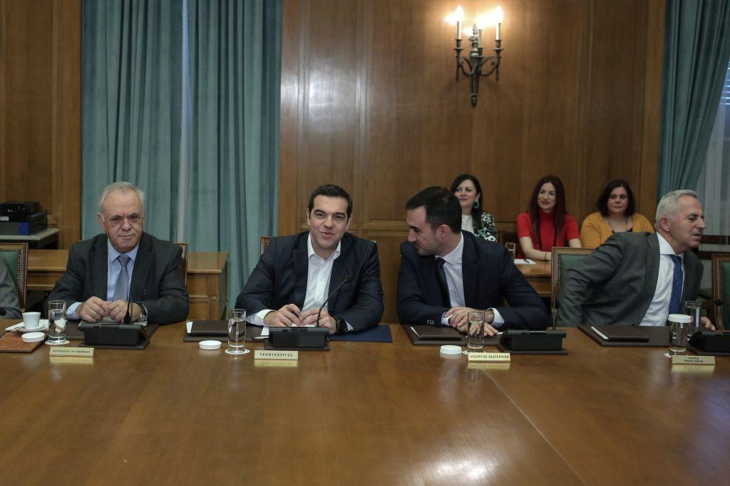 Με μπαράζ παροχών και πρακτικές «τσαμπουκά» στρώνει το έδαφος η κυβέρνηση για τις κάλπες