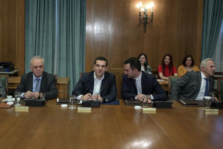 Με μπαράζ παροχών και πρακτικές «τσαμπουκά» στρώνει το έδαφος η κυβέρνηση για τις κάλπες