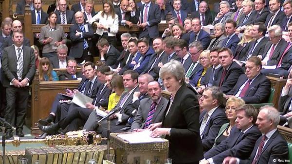 Παιχνίδια με τη φωτιά παίζει η Μέι