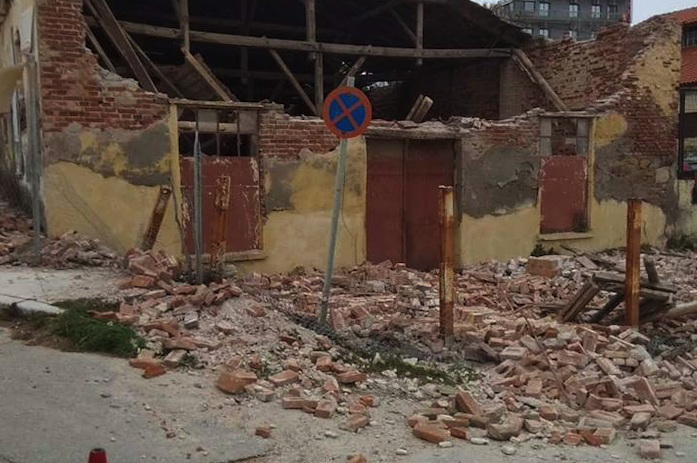 Καρέ-καρέ η κατάρρευση της αποθήκης στην Αλεξανδρούπολη