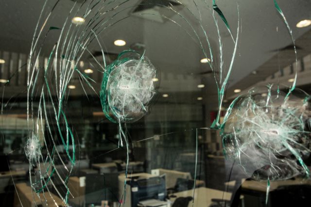 Καταδρομική επίθεση με σφυριά στο κτήριο της Εθνικής Ασφαλιστικής στη Συγγρού