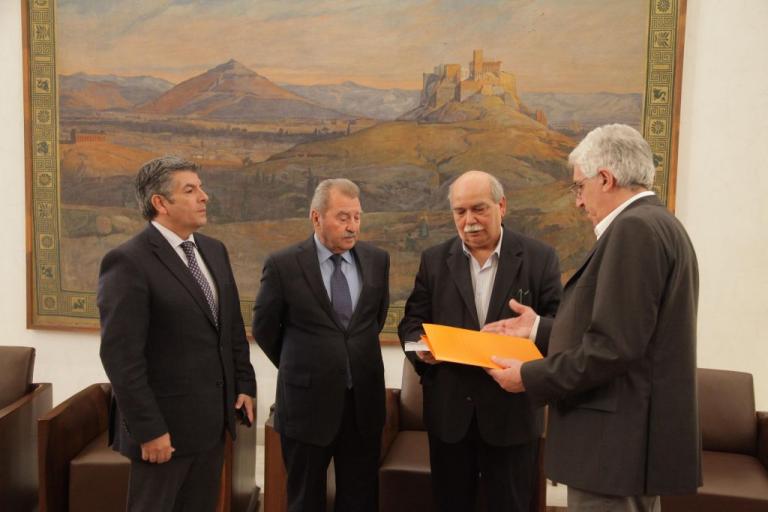 Παραδόθηκε το πόρισμα της Επιτροπής Αναθεώρησης του Συντάγματος στον Ν.Βούτση