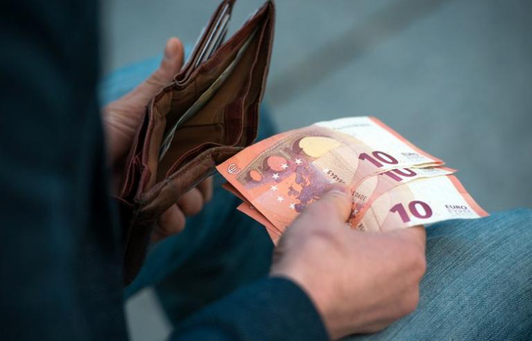 ΟΑΕΔ : Τα νέα ποσά στα επιδόματα μετά την αύξηση του κατώτατου μισθού