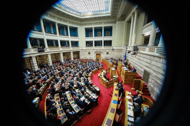 Συγκρούσεις και κλίμα διχασμού στη Βουλή για τα έξι δεκανίκια της κυβέρνησης