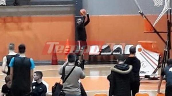 Ο Μητσοτάκης έβαλε σορτσάκι και έπαιξε μπάσκετ στην Πάτρα