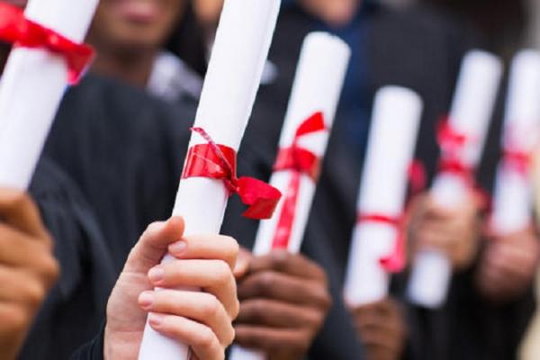 ΣΕΒ : Ένας στους τρεις Έλληνες εργάζεται σε δουλειά κατώτερη των προσόντων του