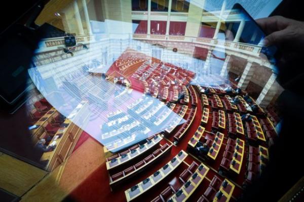 Πιο κοντά οι εκλογές μετά το ναυάγιο για το Σύνταγμα και τη σύγκρουση στη Βουλή