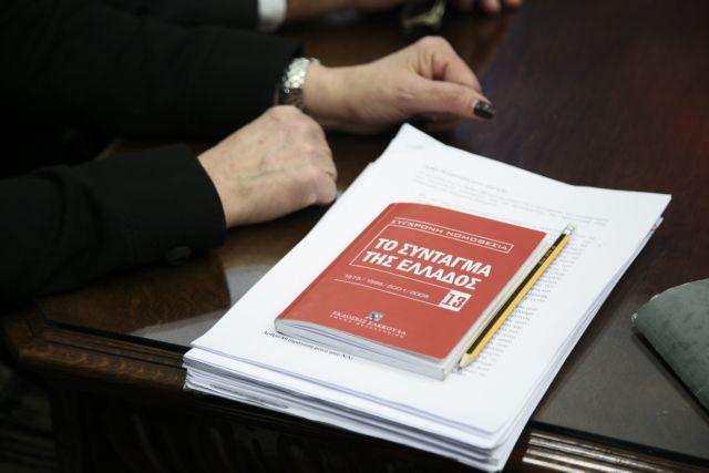 Έκαναν κουρέλι κάθε λέξη του Συντάγματος για τα κρυμμένα μυστικά του Καμμένου