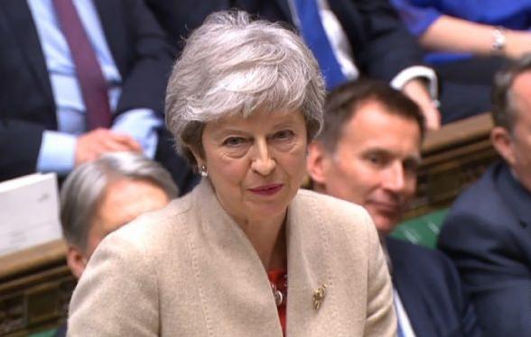 Βρετανικά ΜΜΕ: Αντιμέτωπη με την κατάρρευση της κυβέρνησής της η Μέι