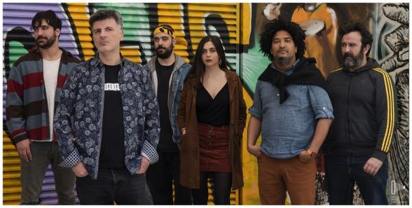 O Φοίβος Δεληβοριάς στο Gagarin 205 με «Τραγούδια του πεζοδρομίου»